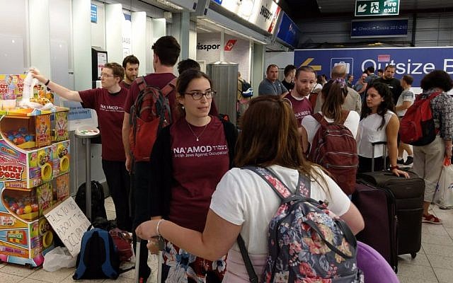 Na'amod activists confront Birthright participants at Luton Airport, to challenge them about the occupation.