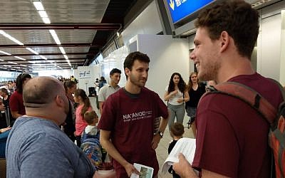 Na'amod activists confront Birthright participants at Luton Airport, to challenge them about the occupation.