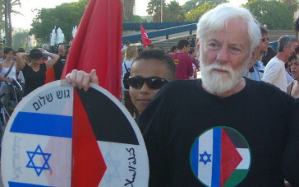 Avnery at a rally against the 2006 Lebanon War