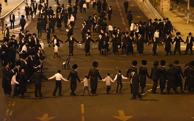 Thousands of Charedim protest against the construction work. Photo by: Reuven Kastro