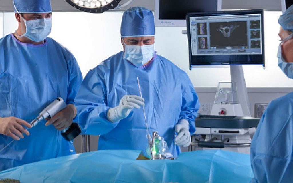 Image from Mazor Robotics' Twitter account, showing its technology in action
