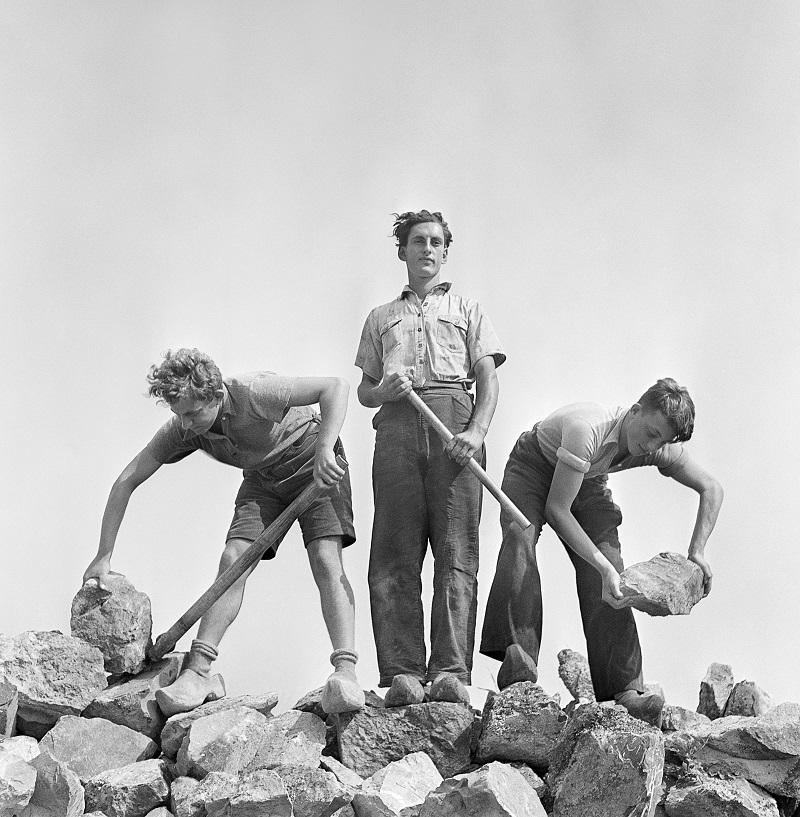 Zionist youths, wearing clogs, learning construction techniques in The Netherlands, 1938–39. Credit: Mara Vishniac Kohn