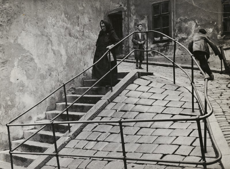 Inside the Jewish quarter, Bratislava, circa 1935-38. Credit: Mara Vishniac Kohn