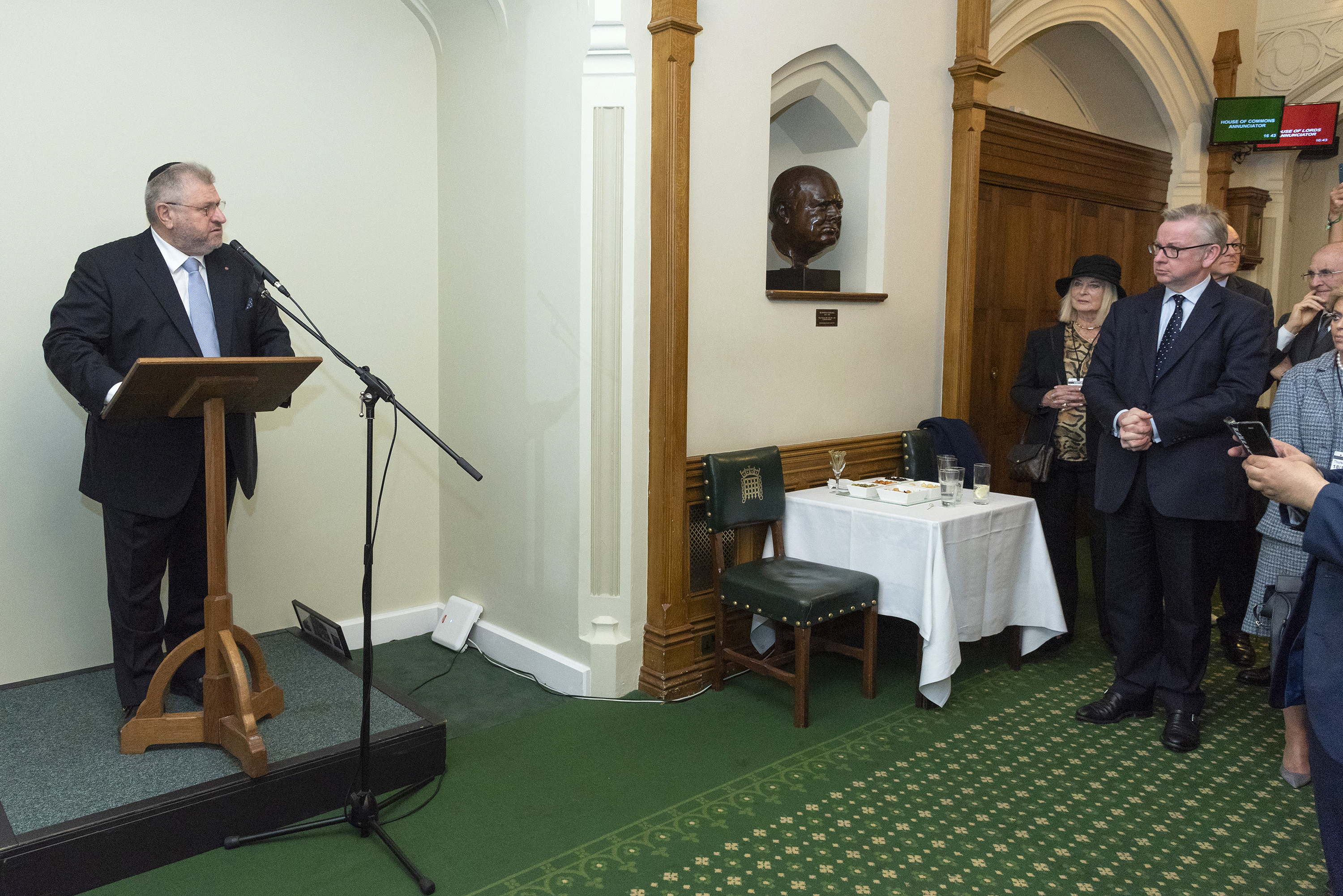 Rabbi Barry Marcus addressing the meeting 

credit: Graham Chweidan