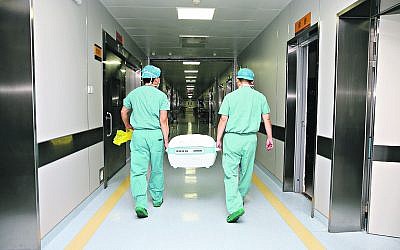 Medical staff carry donated organs (Credit: Xinhua/Huang Xin)(gxn)