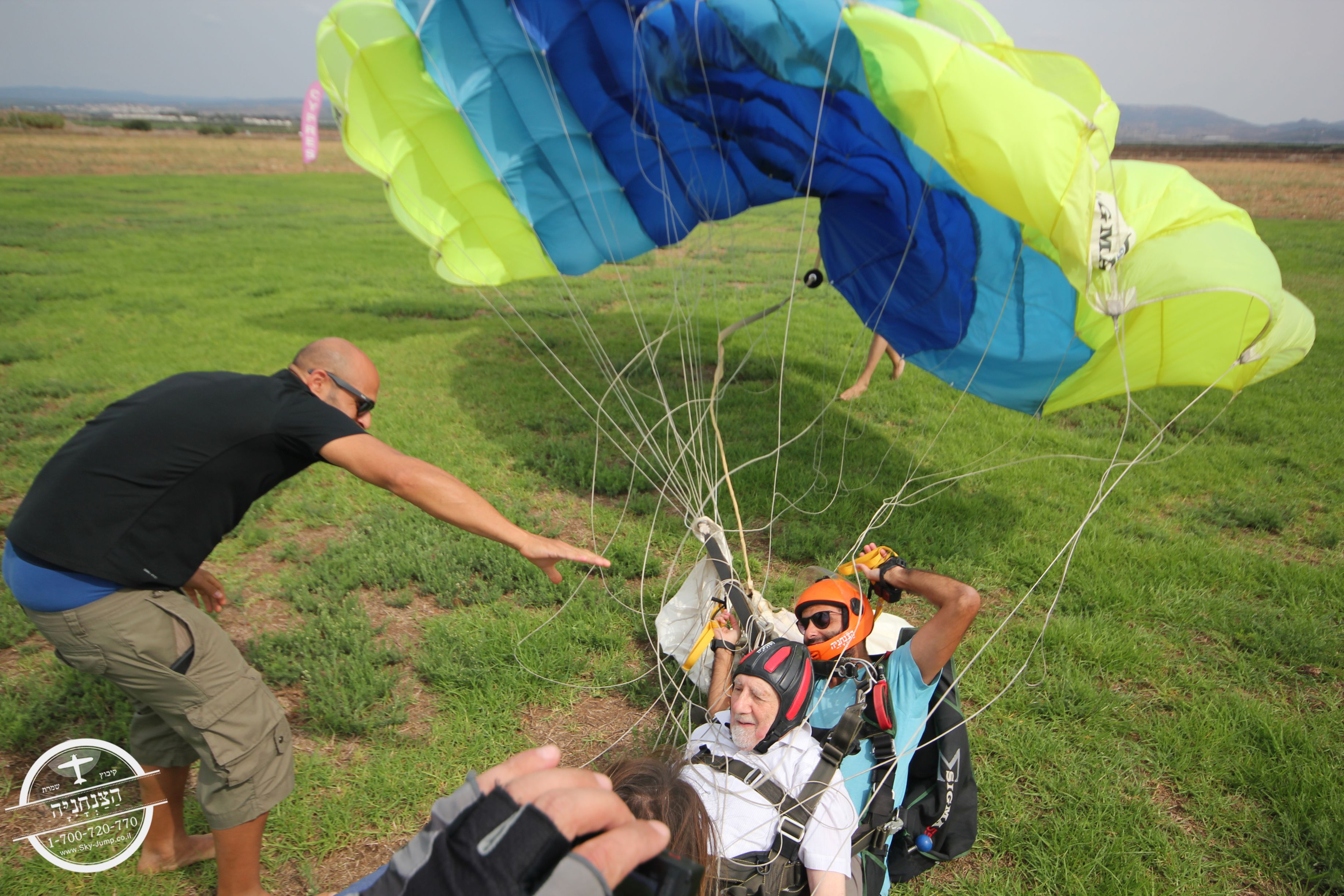 Walter Bingham concludes his skydives over northern Israel!