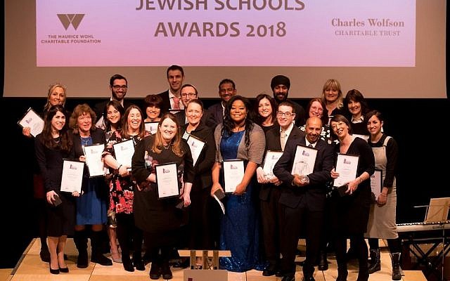Apples all round! The happy line-up at the 2018 Jewish Schools Awards winners ceremony!