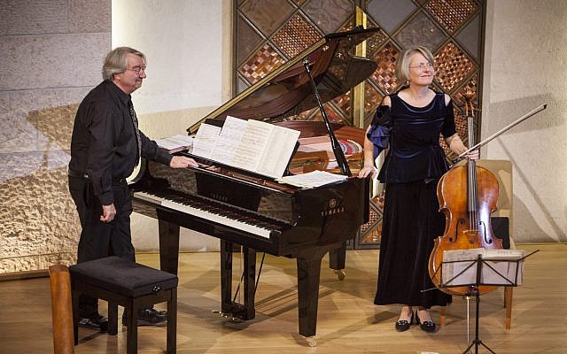 Cellist Friederike Fechner and pianist Mathias Husmann receive applause