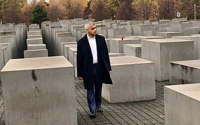 Mayor of London paying his respects at Berlin's Memorial to the Murdered Jews of Europe