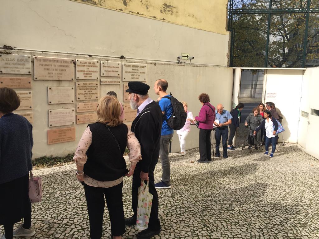 Visiting the Shaaré Tikvah Synagogue, Lisbon