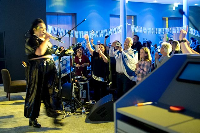 Netta performing for British Airways!