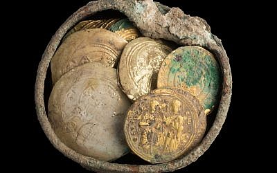 Hoard of gold coins and an earring found in Caesarea. Photo by: Yaniv Berman-IAA via JINIPIX
