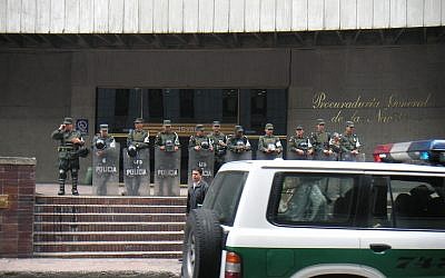 Colombian National Policemen guarding the Colombian Inspector General's building.. Source Wikimedia Commons/Louise Wolff (darina)