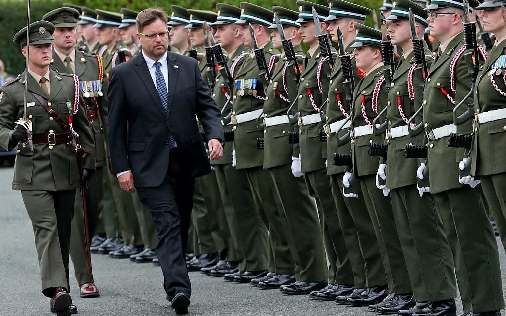 Ambassador Kariv is greeted by a guard of honour on his arrival in Ireland