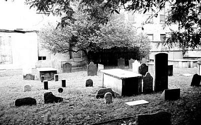 The first Cemetery of the first Spanish and Portuguese community Synagogue (Shearith Israel, active 1656-1833), Manhattan, New York City. Source: WIkimedia Commons. Author: DavidPina
