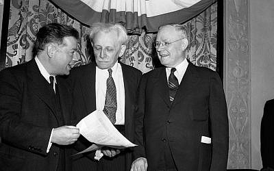 Abraham Cahan, centre, a former editor of the Jewish Daily Forward, at an event in 1957.