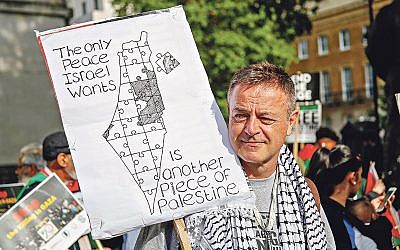 Anti-Israel protester makes his views known in central London  (Photo by Alex Cavendish/NurPhoto/Sipa USA)