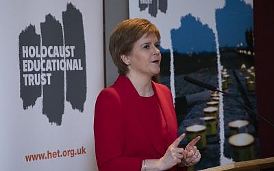 First Minister Nicola Sturgeon pledging her support for HET's work