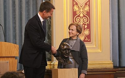 Jeremy Hunt and Holocaust survivor Mala Tribich unveil the Frank Foley bust at the annual HMD event. Credit: Foreign & Commonwealth Office