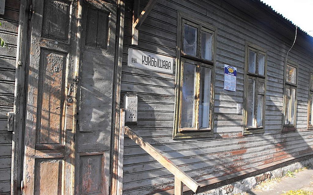 Preserved house with commemorative plaque  at the former ul. Długa street of Brześć ghetto (Wikimedia Commons/Vadim Akopyan)