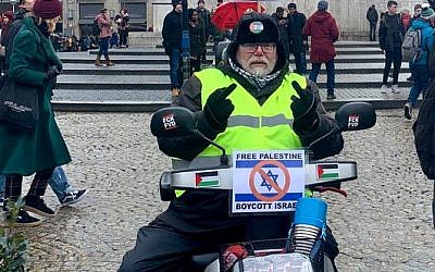 Van Norren on his Israeli-made scooter (@koningsveld on Twitter)