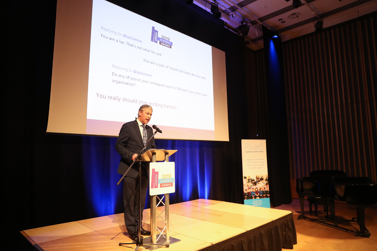 Simon Johnson hosting the Jewish Schools Awards (Marc Morris Photography)