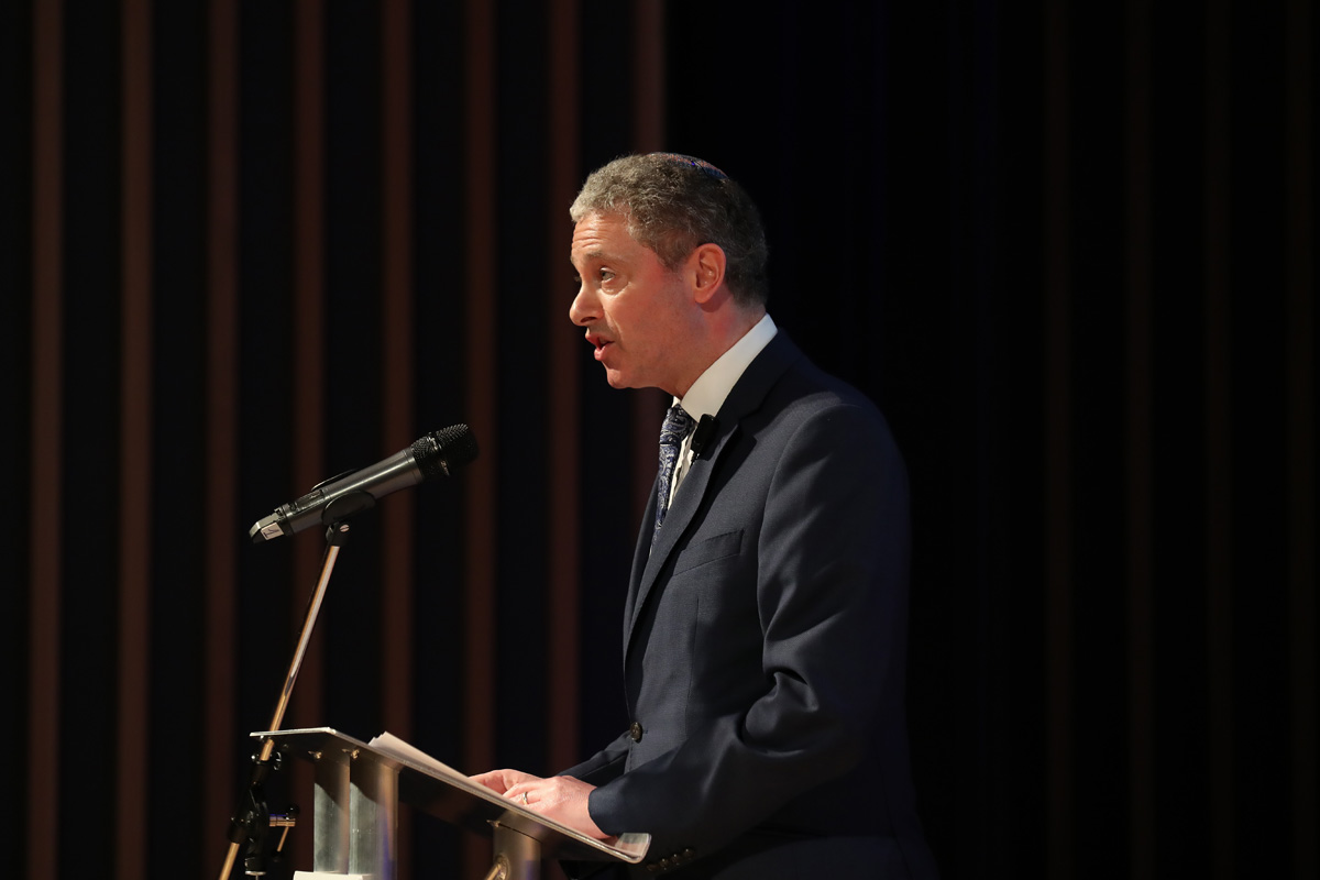 Simon Johnson hosting the Jewish Schools Awards (Marc Morris Photography)