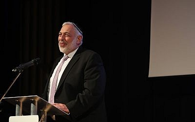 Rabbi David Meyer of PaJeS presenting an award at the Jewish Schools Awards (Marc Morris Photography)