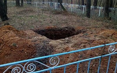 Eduard Dolinsky, the director of the Ukrainian Jewish Committee, posted a photograph on Facebook showing a gaping hole in centre of the fenced area demarcating the killing pit.
