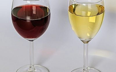 Red and white wine, often produced in the West Bank and Golan heights . (A.Savin (Wikimedia Commons · WikiPhotoSpace))