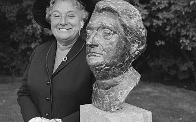 Unveiling bust of Mrs. Wijsmuller in Princess Beatrixoord in the Oosterpark, Amsterdam, 1965.
