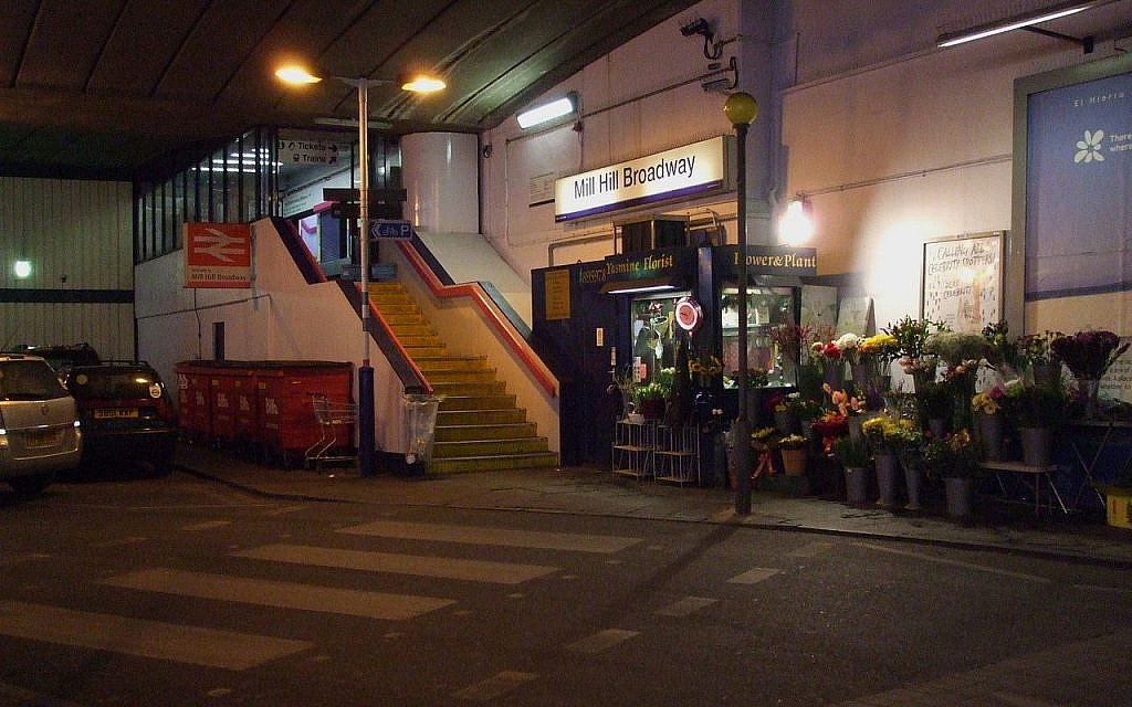Mill Hill Broadway Thameslink (Wikipedia/Sunil060902)
