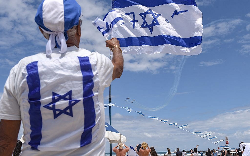 People watch the military airshow on Israel's 71st Independence Day in Tel Aviv on May 9, 2019. Photo by: JINIPIX