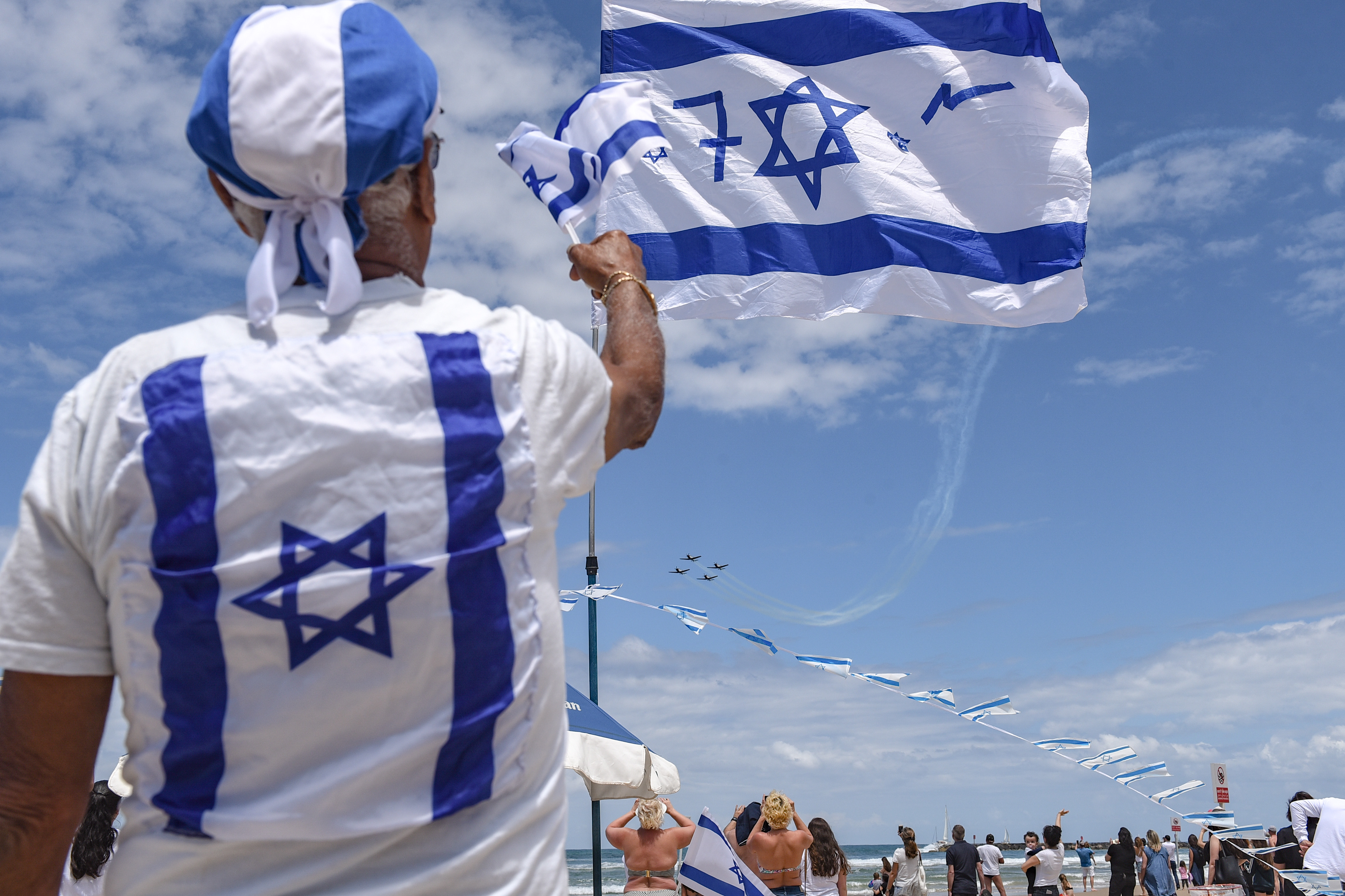 People watch the military airshow on Israel's 71st Independence Day in Tel Aviv on May 9, 2019. Photo by: JINIPIX