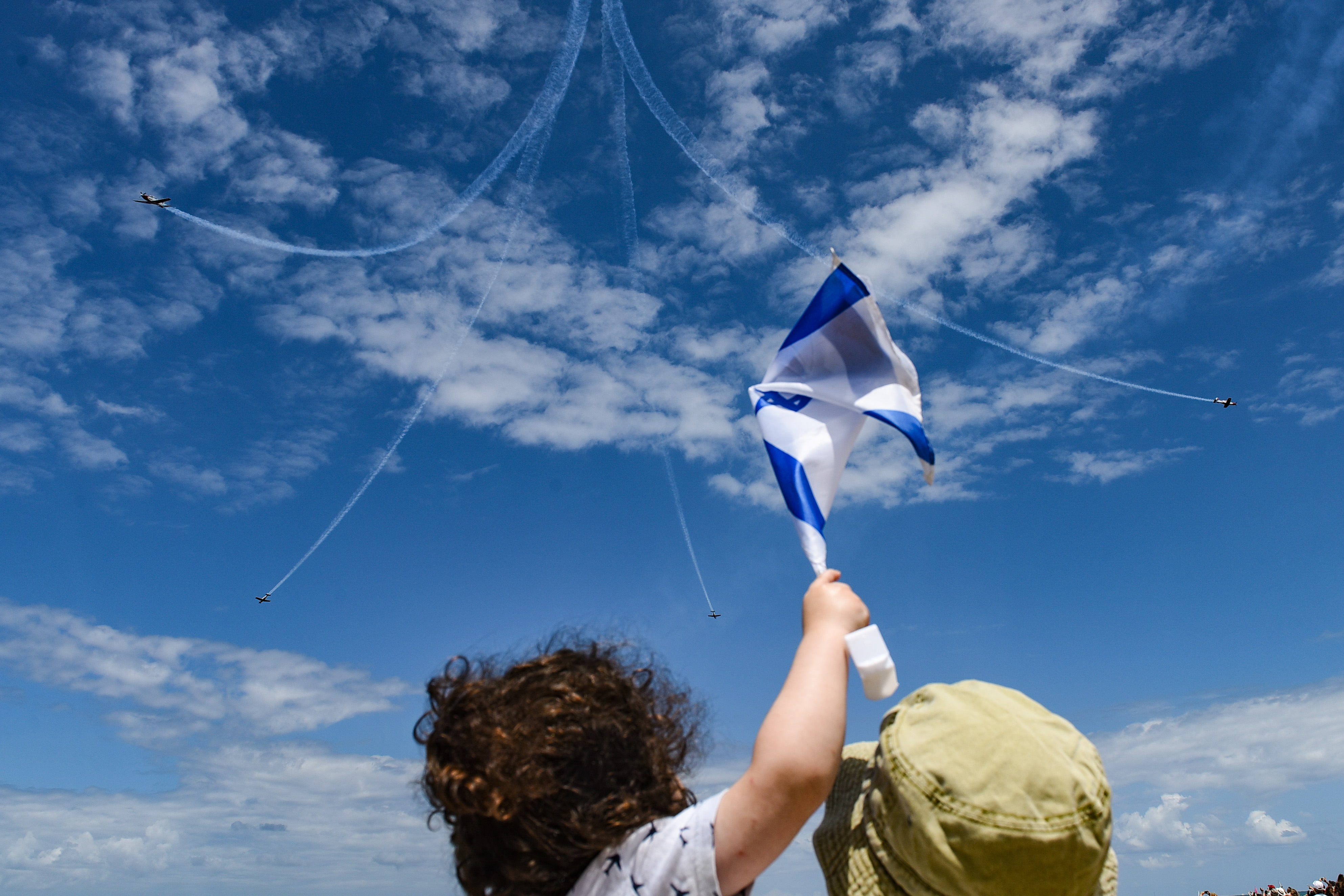 People watch the military airshow on Israel's 71st Independence Day in Tel Aviv on May 9, 2019. Photo by: JINIPIX