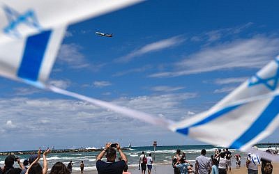 People watch the military airshow on Israel's 71st Independence Day in Tel Aviv on May 9, 2019. Photo by: JINIPIX