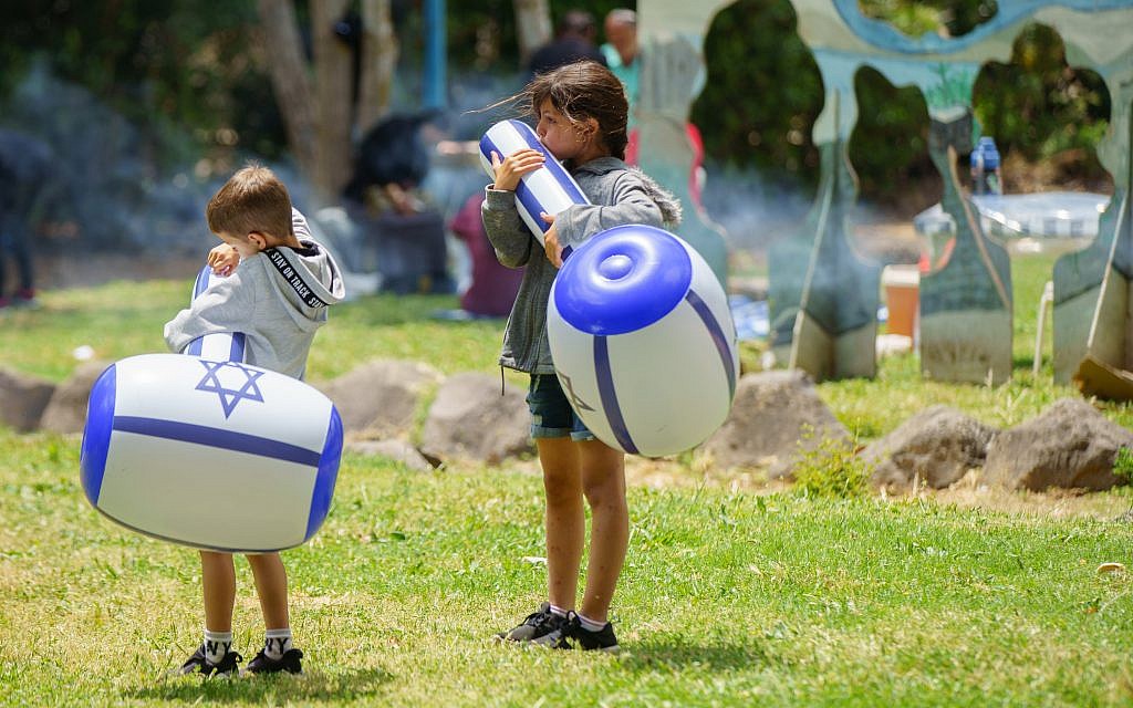Israelis play with baloons during the celebrations of the 71st Independence Day in the northern city of Kiryat Shmona, May 9, 2019. Photo by: JINIPIX