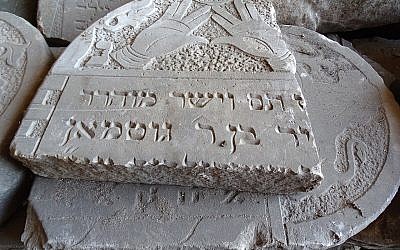 Jewish Tombstone in Casemate - Brest Fortress - Brest - Belarus. (Wikimedia/Adam Jones from Kelowna, BC, Canada.)