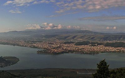 View of Lake Pamvotis and the city of Ioannina. (Wikipedia/UserAle30307)