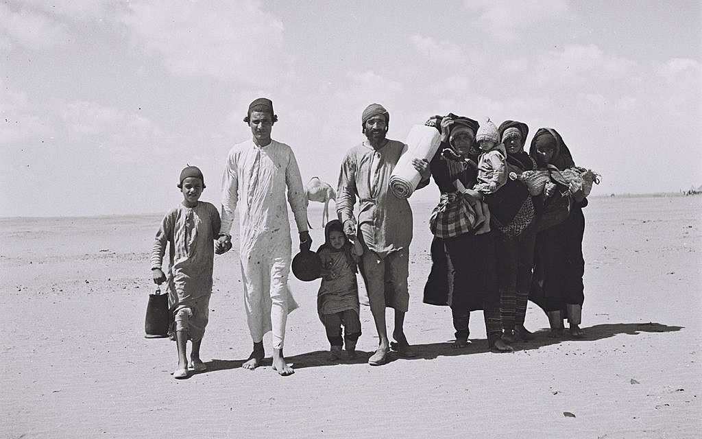 A YEMENITE FAMILY WALKING THROUGH THE DESERT TO   A RECEPTION CAMP SET UP BY THE "JOINT" NEAR ADEN.

משפחה של תימנים יהודים הולכת במדבר בדרכה למחנה מעבר ליד עדן, אשר הוקם בידיי      ארגון ה- "ג'וינט".