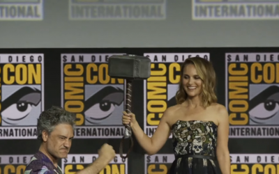 Natalie Portman accepting Thor's hammer (Screenshot from Variety - https://www.youtube.com/watch?v=40OqrZQuDIM)