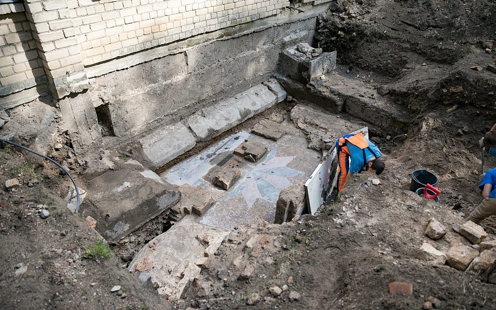 While excavating the premises of the Great Synagogue of Vilna in Vilnius Old Town, archaeologists have unveiled two out of four pillars that were surrounding the pulpit  (Credit: Vilnius City Municipality.)