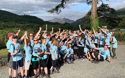 The 2019 bnei mitzvah group just before their Snowdon climb