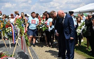 Dignitries pay respects to Roma Sinti victims of the Nazis