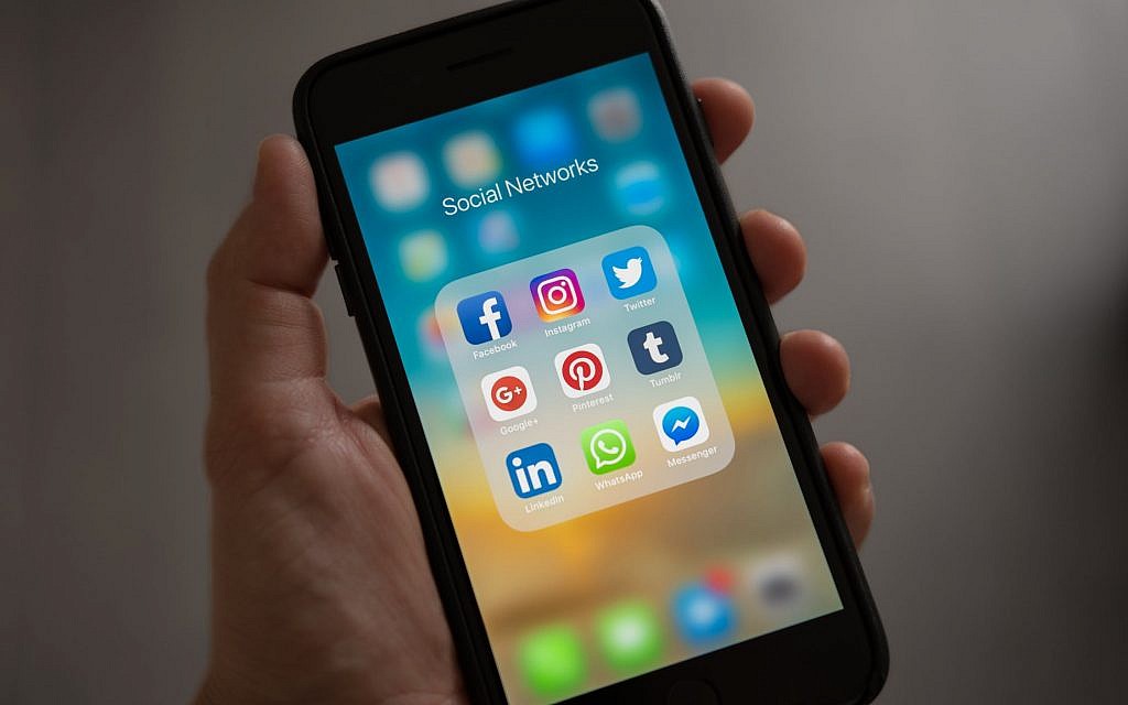 Person holding smartphone (Credit: Tracy Le Blanc, Pexels)