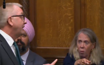 MP Liz McInnes interrupting Ian Austin's speech with Tanmanjeet Singh Dhesi MP on the left. (Jewish News - screenshot from Twitter)