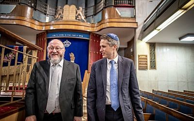 Gavin Williamson and the Chief Rabbi (Credit:  Eli Itkin)