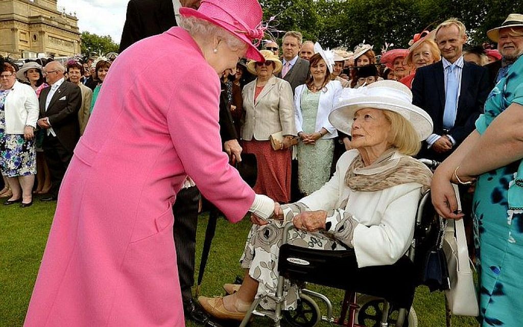 Gena Turgel meeting the Queen in Buckingham Palace in 2015