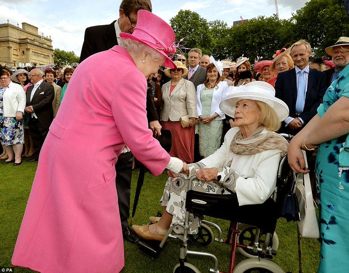Gena Turgel meeting the Queen in Buckingham Palace in 2015