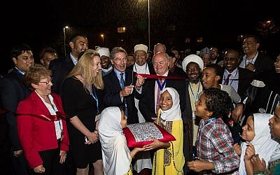 Cutting the ribbon for the new Somali-Bravanese community centre.   (Credit: Abdul Datoo)